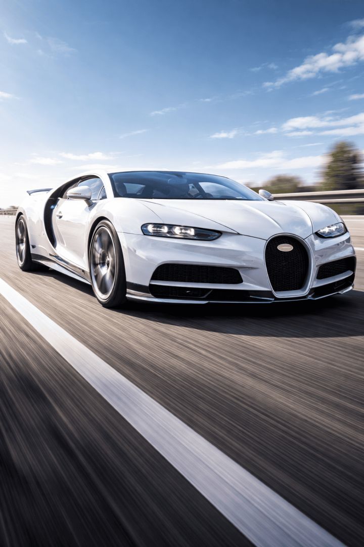 White Bugatti Chiron in motion car wallpaper